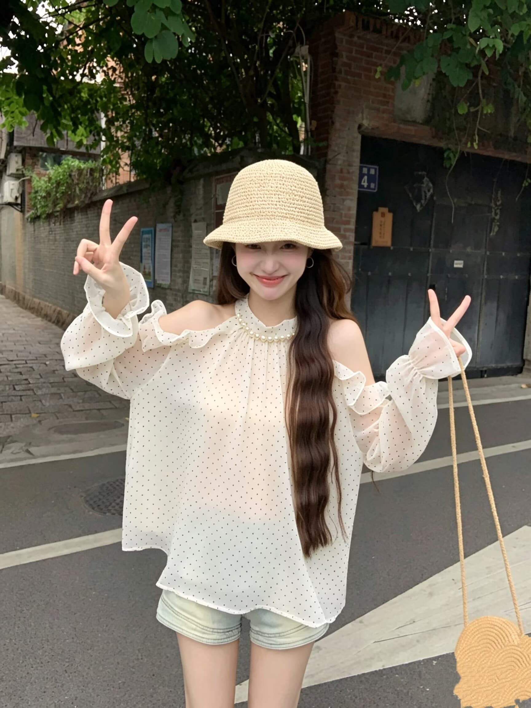 실사 프랑스식 진주 행침 목 오프숄더 쉬폰 블라우스 가을 나팔 긴팔 루즈핏 외국 가스 도트 무늬 연령 감소 맨위 상세 이미지 10