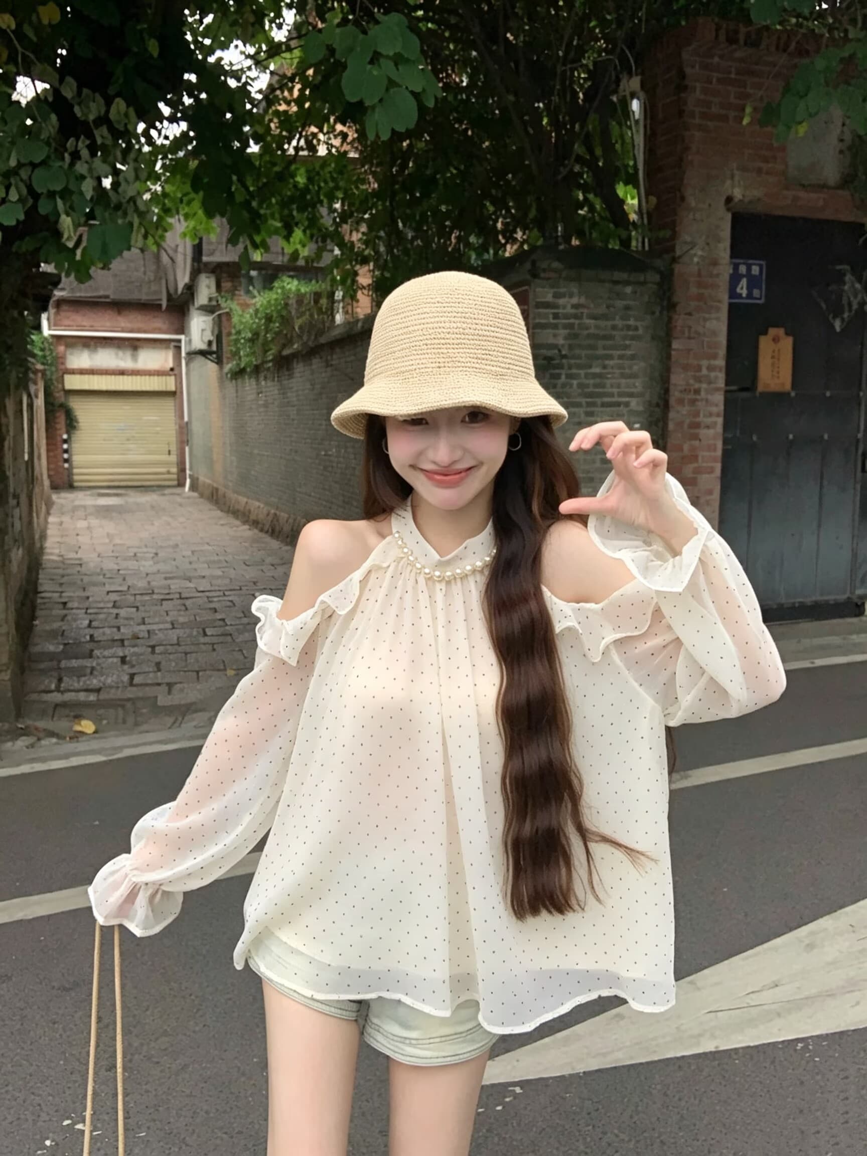 실사 프랑스식 진주 행침 목 오프숄더 쉬폰 블라우스 가을 나팔 긴팔 루즈핏 외국 가스 도트 무늬 연령 감소 맨위 상세 이미지 12
