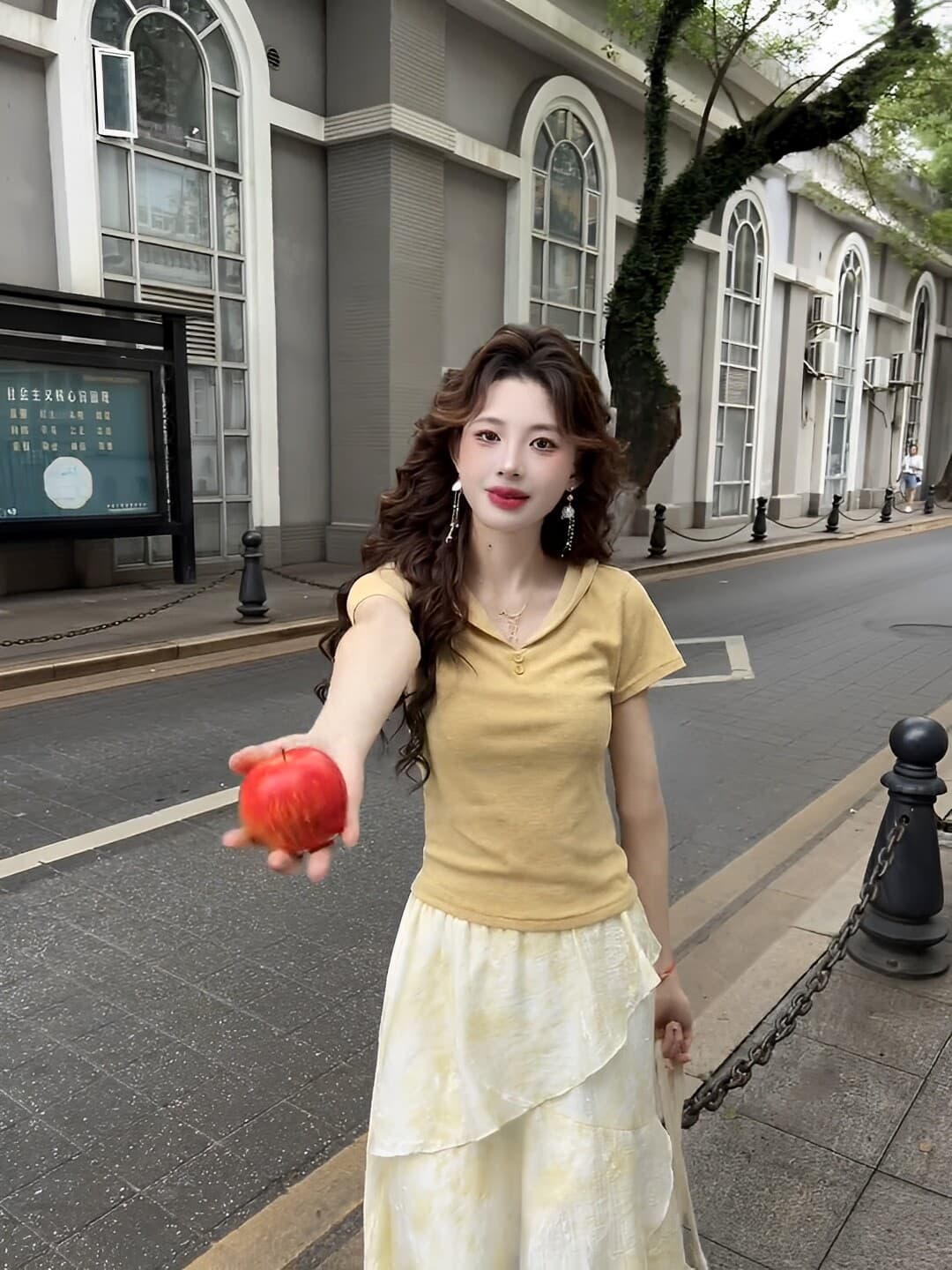 프랑스식 우유 황색 베이비 칼라 쇼트 스타일 맨위 여성 2025 년 여름 새로운 반팔 티셔츠 디자인 센스 작은 대중 상세 이미지 8