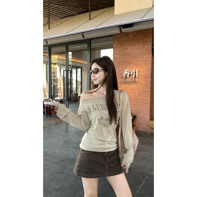 우 77 카키 색 느슨함 센스 오프숄더 알파벳 패턴 프린트 긴팔 티셔츠 여성 출퇴근 다용도 맨위 블라우스 봄 상세 이미지 7