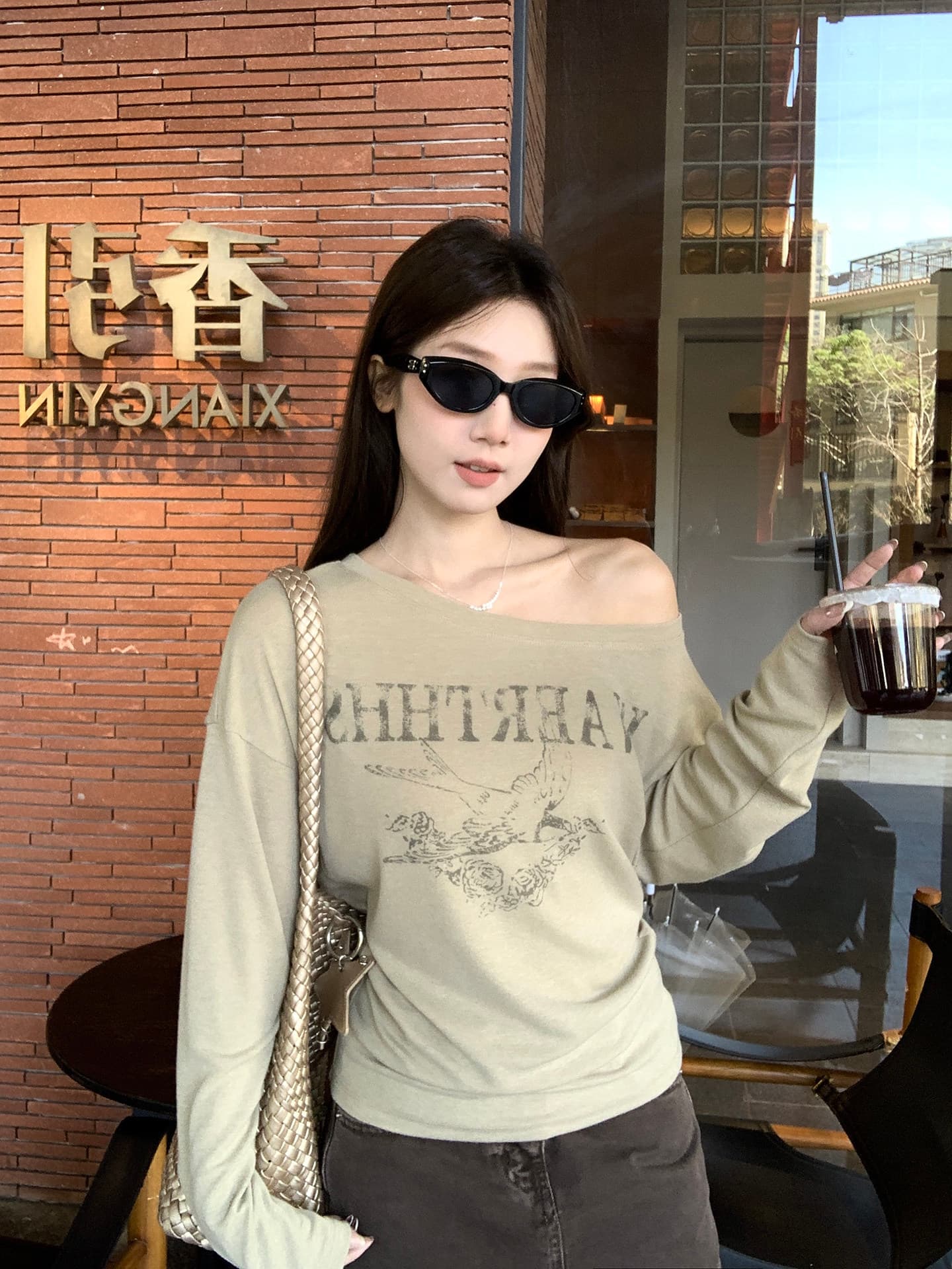 우 77 카키 색 느슨함 센스 오프숄더 알파벳 패턴 프린트 긴팔 티셔츠 여성 출퇴근 다용도 맨위 블라우스 봄 상세 이미지 22