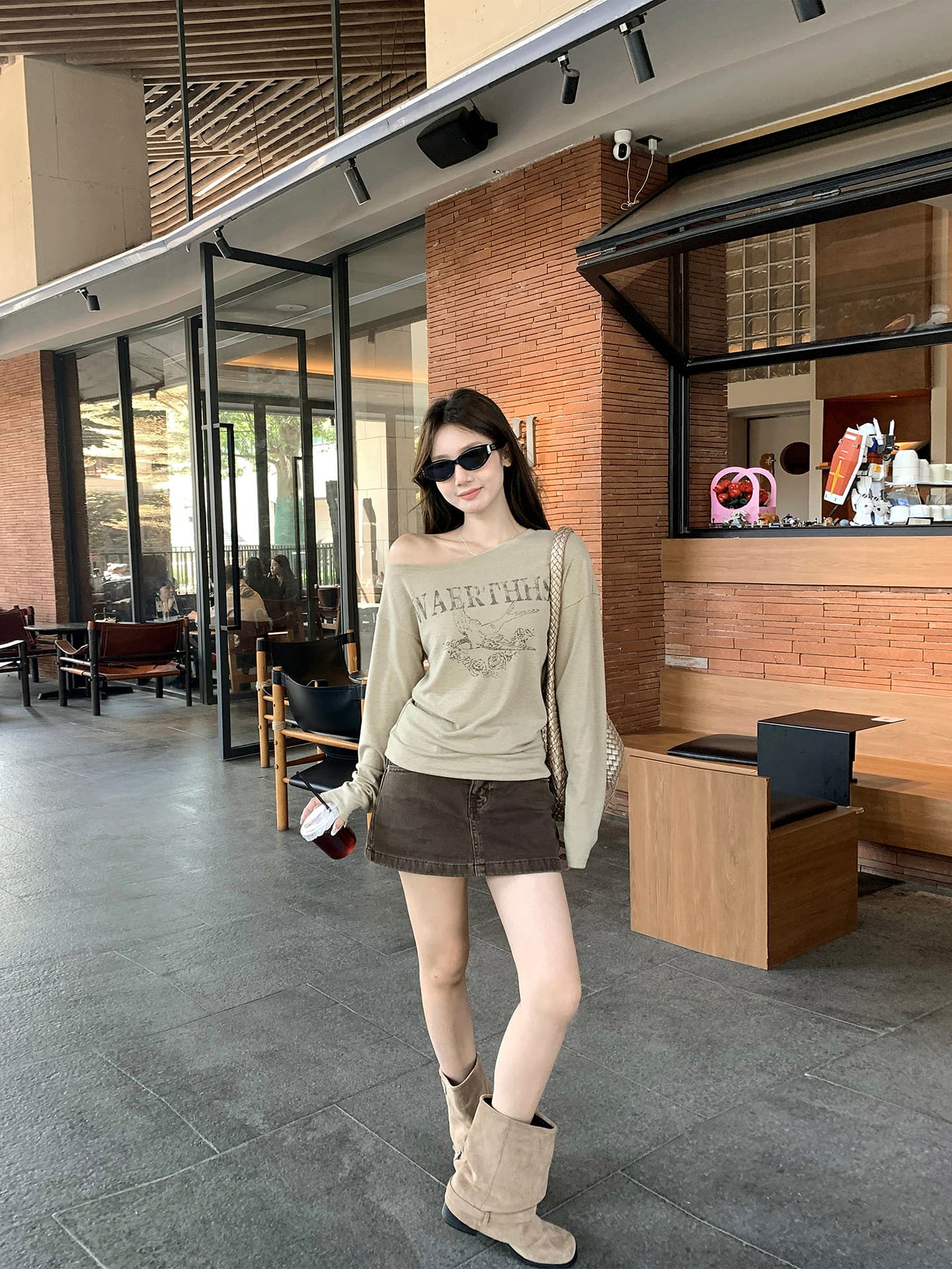 우 77 카키 색 느슨함 센스 오프숄더 알파벳 패턴 프린트 긴팔 티셔츠 여성 출퇴근 다용도 맨위 블라우스 봄 상세 이미지 23