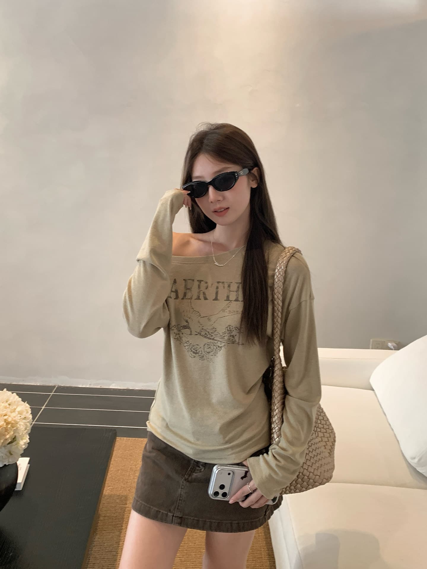 우 77 카키 색 느슨함 센스 오프숄더 알파벳 패턴 프린트 긴팔 티셔츠 여성 출퇴근 다용도 맨위 블라우스 봄 상세 이미지 28