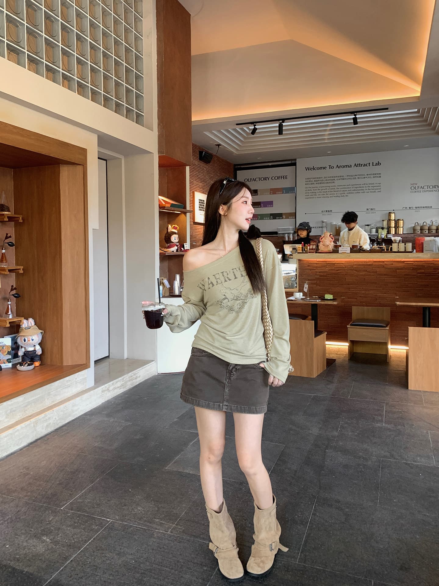 우 77 카키 색 느슨함 센스 오프숄더 알파벳 패턴 프린트 긴팔 티셔츠 여성 출퇴근 다용도 맨위 블라우스 봄 상세 이미지 29