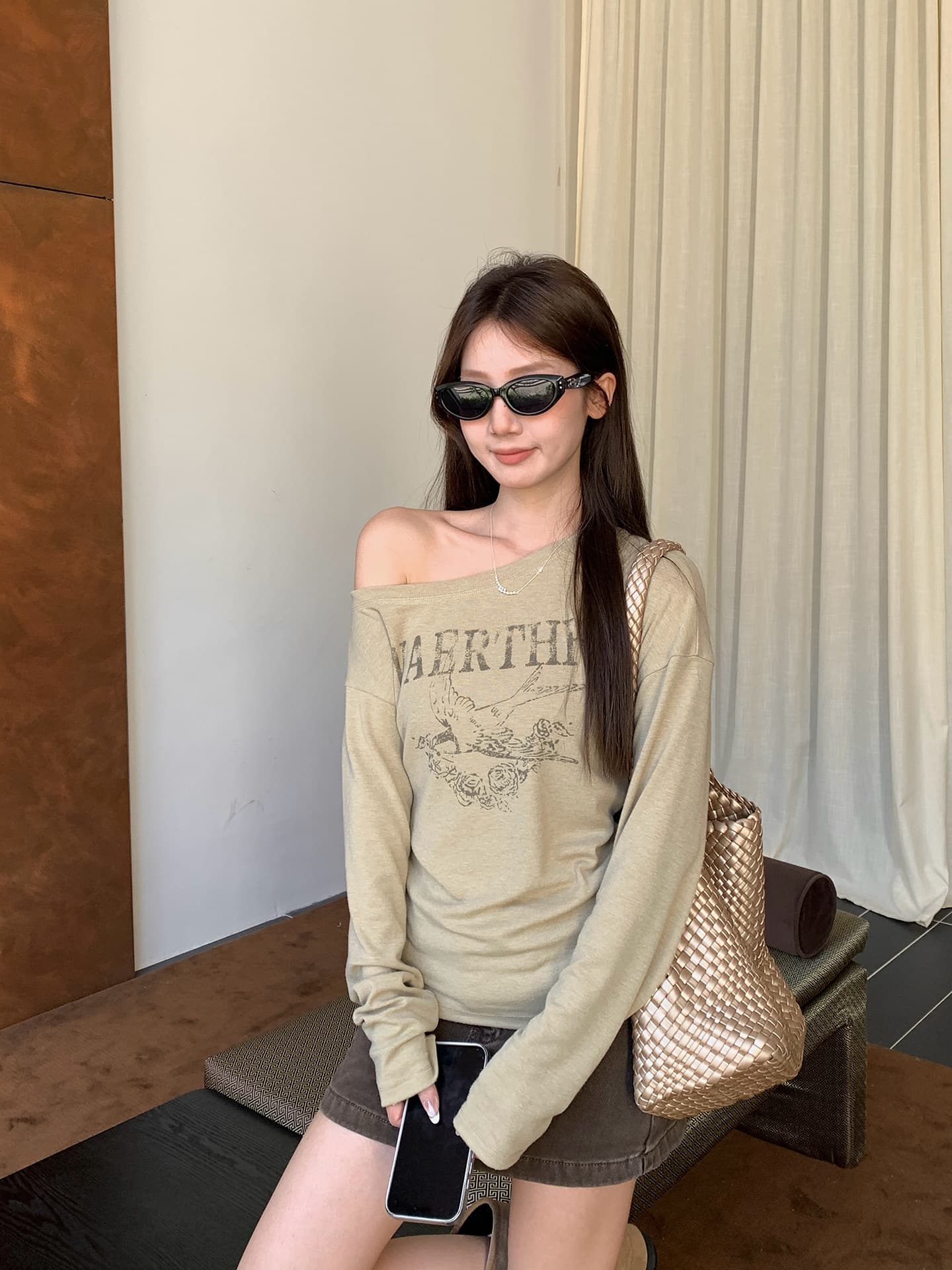 우 77 카키 색 느슨함 센스 오프숄더 알파벳 패턴 프린트 긴팔 티셔츠 여성 출퇴근 다용도 맨위 블라우스 봄 상세 이미지 31