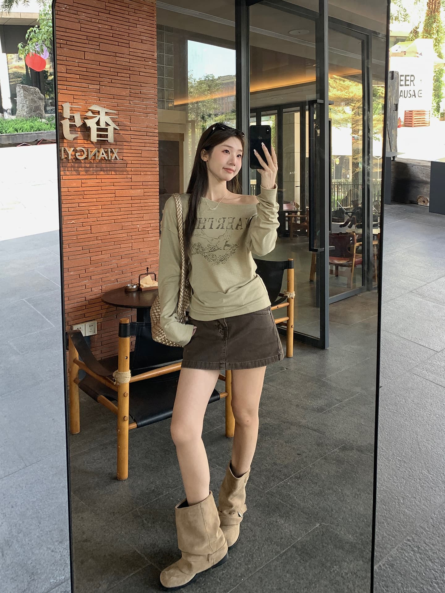 우 77 카키 색 느슨함 센스 오프숄더 알파벳 패턴 프린트 긴팔 티셔츠 여성 출퇴근 다용도 맨위 블라우스 봄 상세 이미지 33
