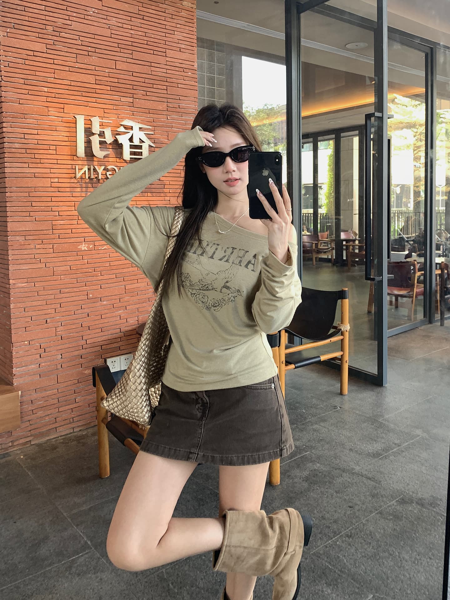 우 77 카키 색 느슨함 센스 오프숄더 알파벳 패턴 프린트 긴팔 티셔츠 여성 출퇴근 다용도 맨위 블라우스 봄 상세 이미지 34