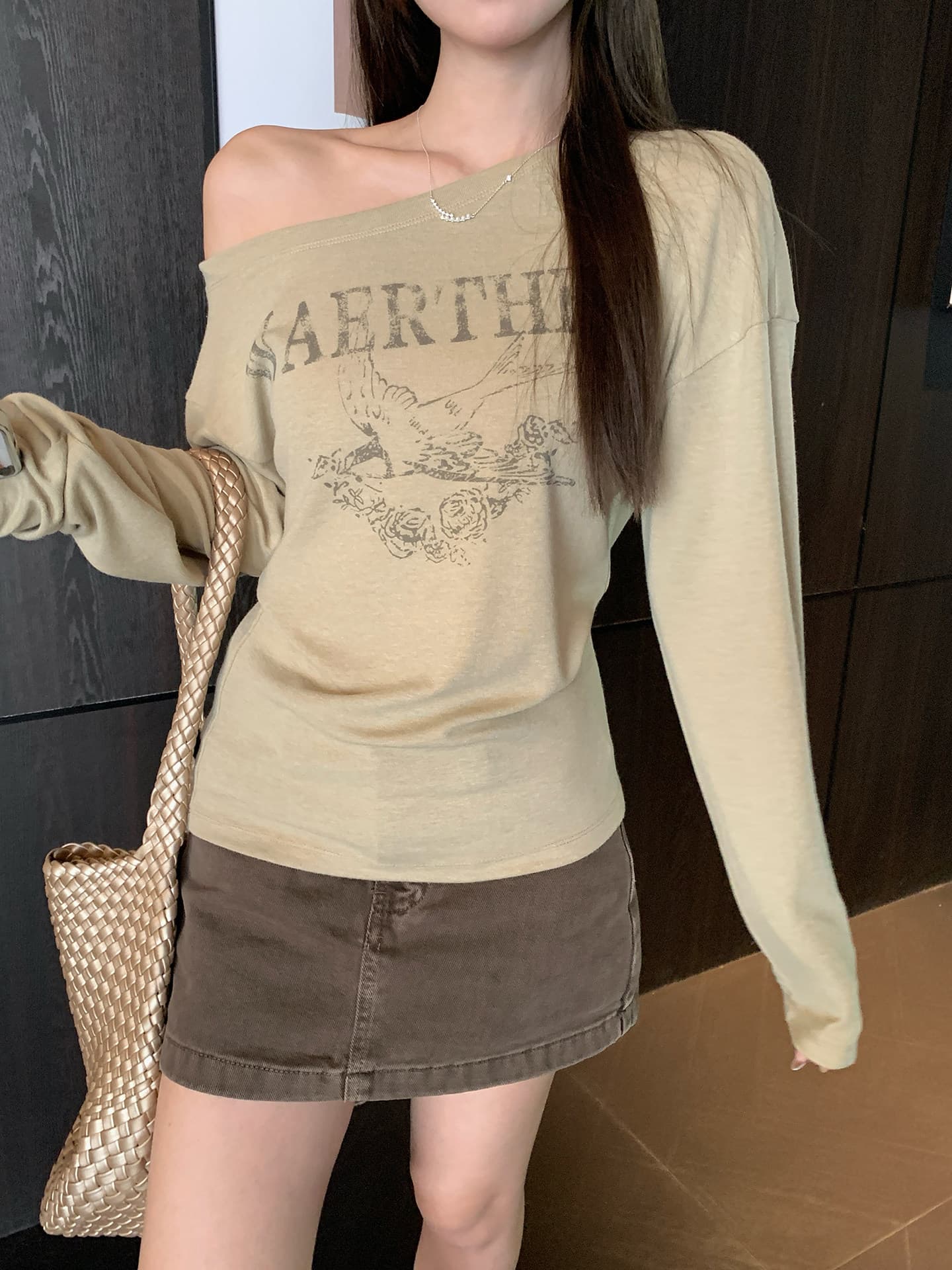 우 77 카키 색 느슨함 센스 오프숄더 알파벳 패턴 프린트 긴팔 티셔츠 여성 출퇴근 다용도 맨위 블라우스 봄 상세 이미지 35