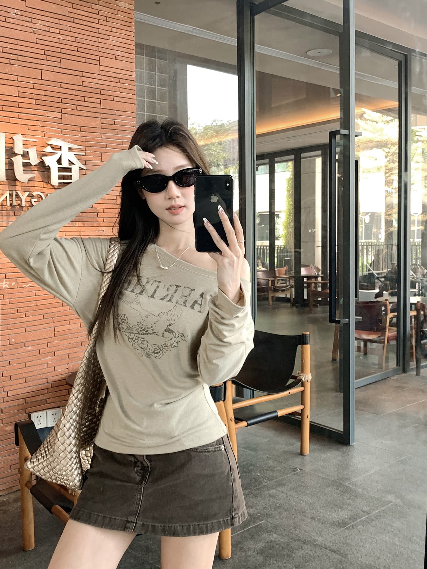 우 77 카키 색 느슨함 센스 오프숄더 알파벳 패턴 프린트 긴팔 티셔츠 여성 출퇴근 다용도 맨위 블라우스 봄 상세 이미지 43