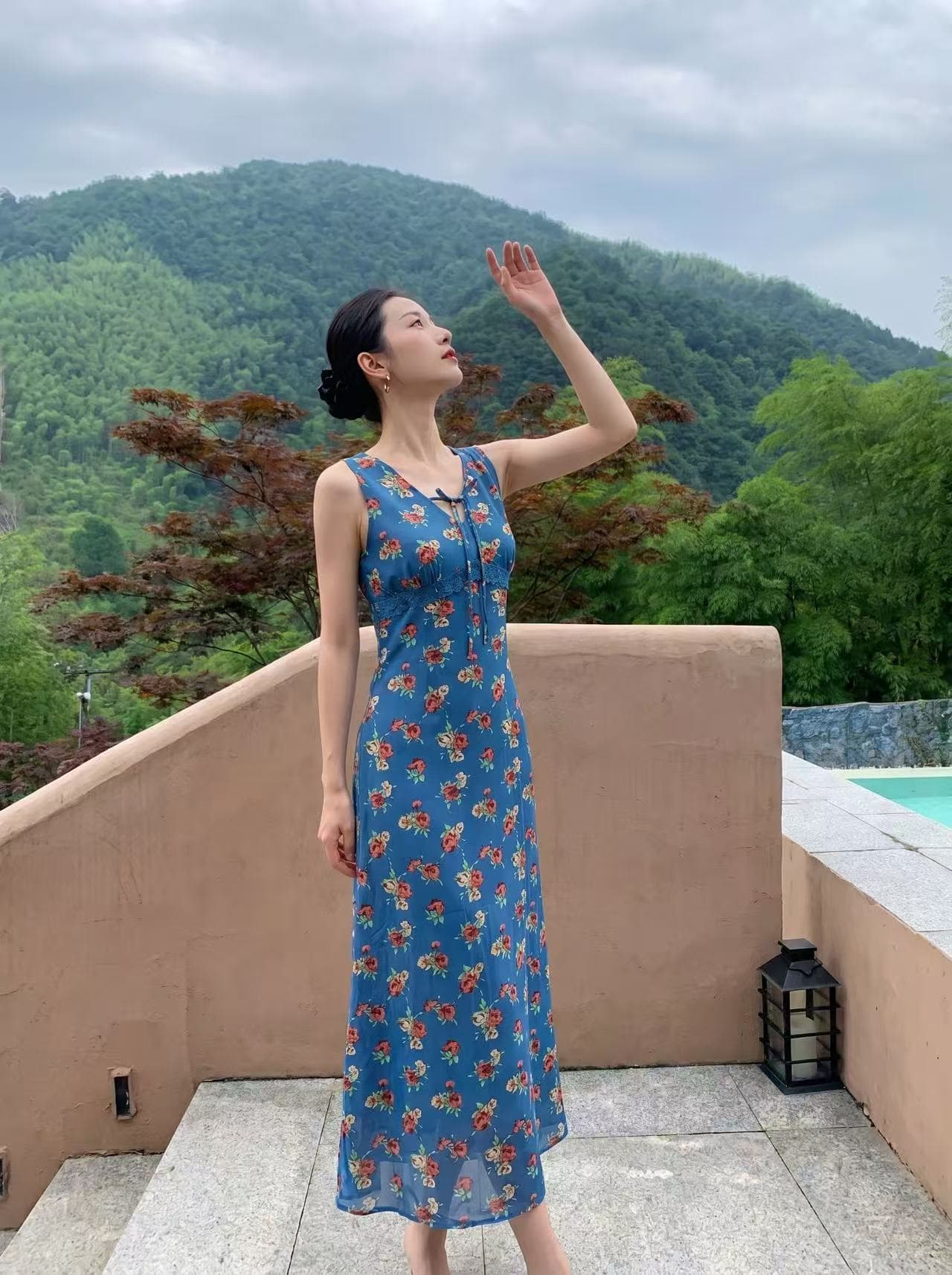 오리지널 디자인 블루 바닥 홍화 슬립 드레스 2026 년 여름 새로운 V넥 품격 롱 스커트 이미지 4