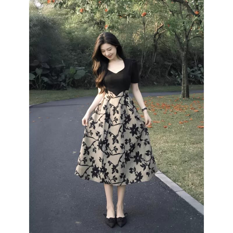 2026 자이언트 잘 생긴 드레스 프랑스식 품격 그는 벤 바람 허리 수축 꽃무늬 프린트 롱 스커트 V넥 배색 반팔 여성 상세 이미지 2