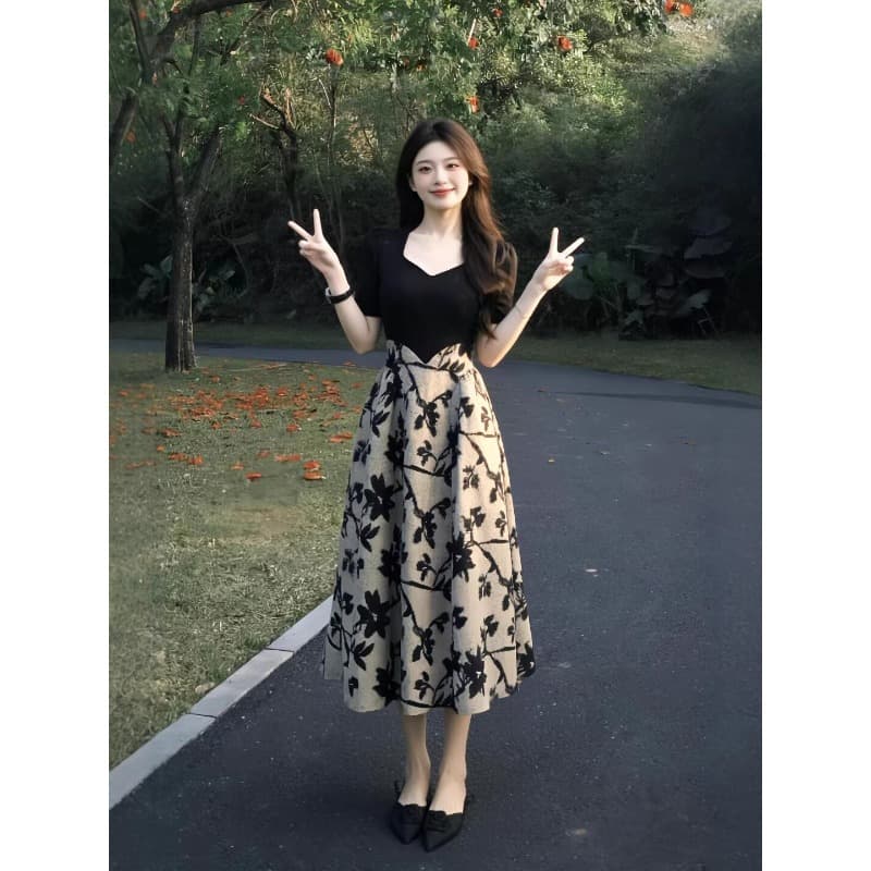 2026 자이언트 잘 생긴 드레스 프랑스식 품격 그는 벤 바람 허리 수축 꽃무늬 프린트 롱 스커트 V넥 배색 반팔 여성 상세 이미지 5