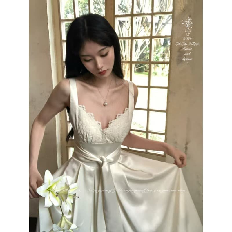 하얀 달빛 lili 릴리 타운 쉽 화이트 명중 레이스 V넥 허리 수축 빅 플레어 스커트 슬립 공단 빛 단색 롱 스커트 상세 이미지 6