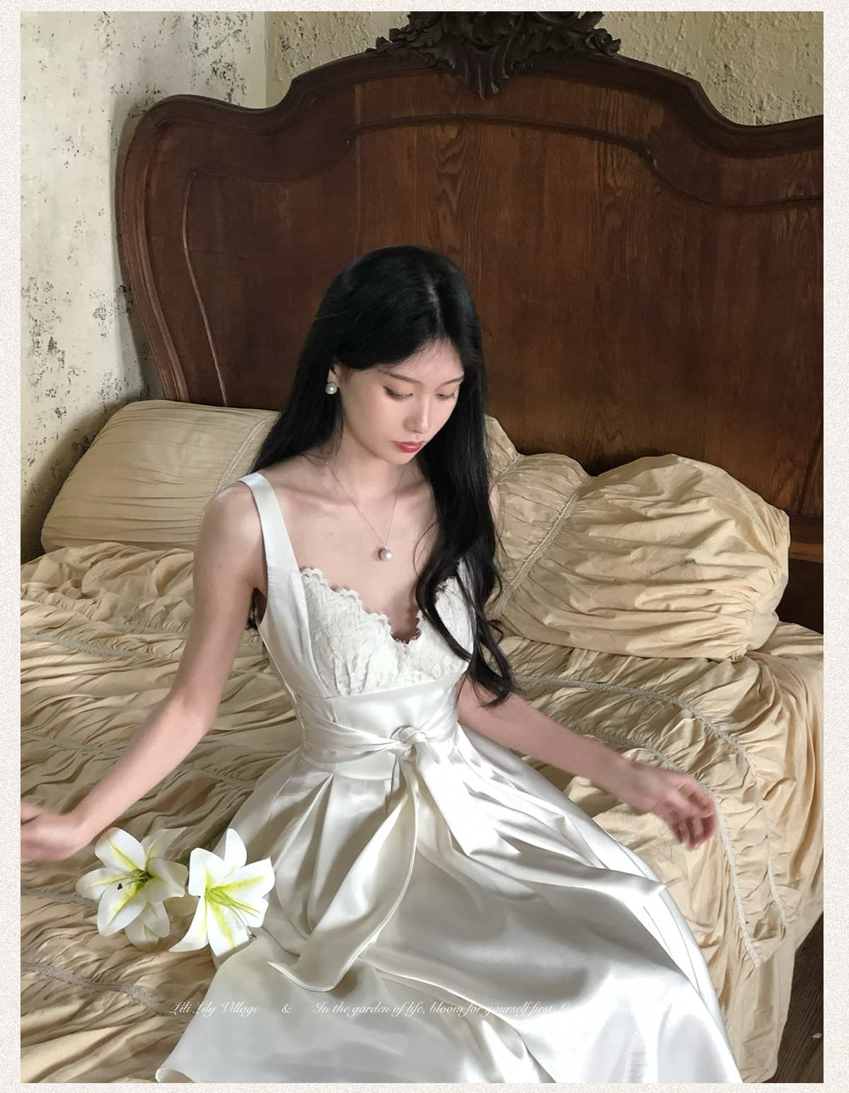 하얀 달빛 lili 릴리 타운 쉽 화이트 명중 레이스 V넥 허리 수축 빅 플레어 스커트 슬립 공단 빛 단색 롱 스커트 상세 이미지 25
