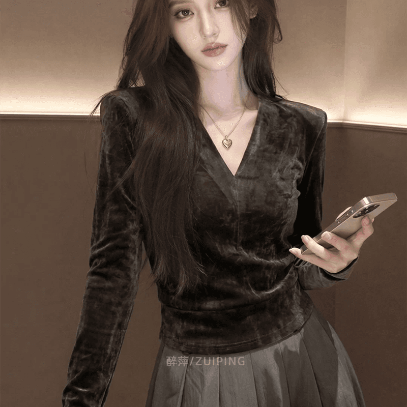 빛 럭셔리 센스 벨벳 긴팔 V넥 맨위 트렌디 2026 가을 새로운 여성 몸매 가꾸기 슬림해 보이는 기본 셔츠 품격 인사이드 가져 가라.