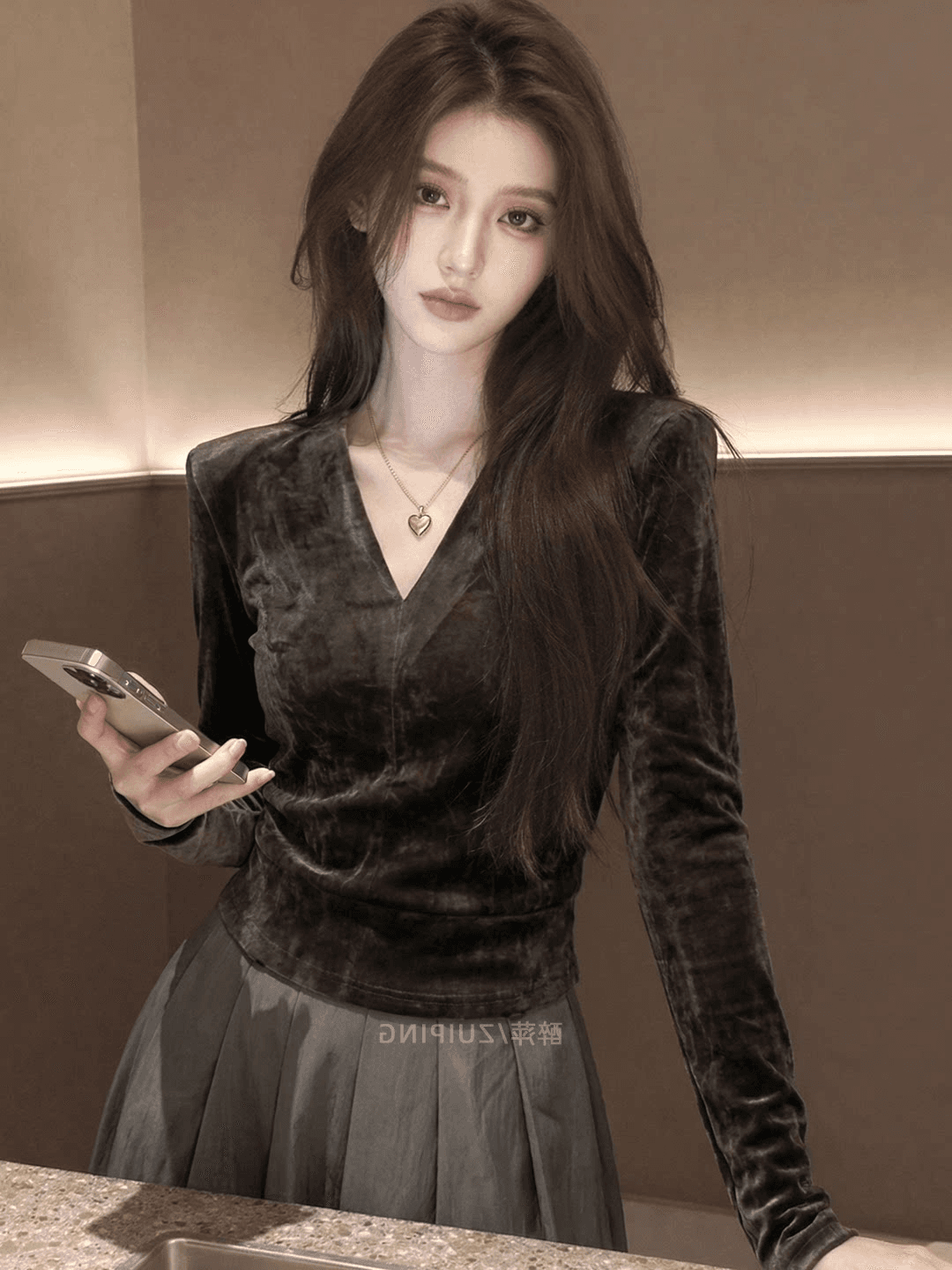 빛 럭셔리 센스 벨벳 긴팔 V넥 맨위 트렌디 2026 가을 새로운 여성 몸매 가꾸기 슬림해 보이는 기본 셔츠 품격 인사이드 가져 가라. 상세 이미지 1
