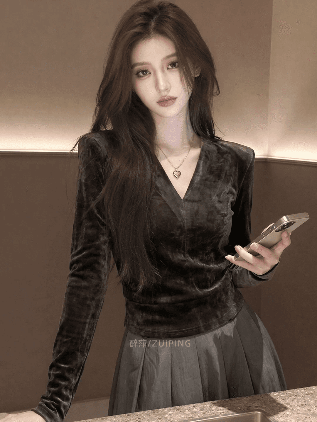 빛 럭셔리 센스 벨벳 긴팔 V넥 맨위 트렌디 2026 가을 새로운 여성 몸매 가꾸기 슬림해 보이는 기본 셔츠 품격 인사이드 가져 가라. 상세 이미지 2