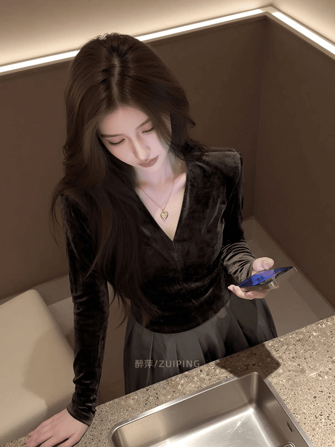 빛 럭셔리 센스 벨벳 긴팔 V넥 맨위 트렌디 2026 가을 새로운 여성 몸매 가꾸기 슬림해 보이는 기본 셔츠 품격 인사이드 가져 가라. 상세 이미지 4