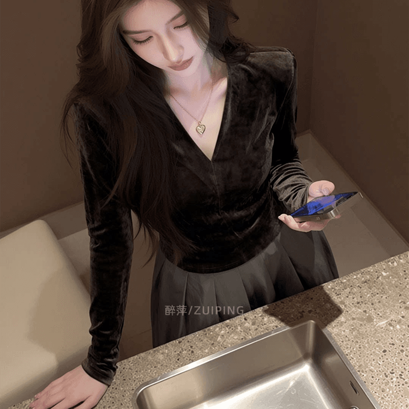 빛 럭셔리 센스 벨벳 긴팔 V넥 맨위 트렌디 2026 가을 새로운 여성 몸매 가꾸기 슬림해 보이는 기본 셔츠 품격 인사이드 가져 가라. 상세 이미지 8