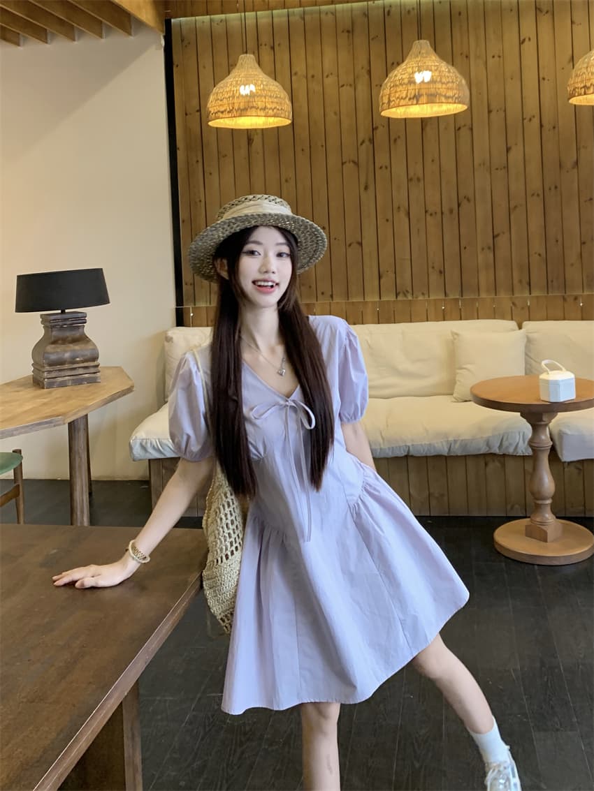 실사 정가 새로운 거품 소매 공주 드레스 V넥 여성 몸매 가꾸기 슬림해 보이는 해변가 휴가 바람 중간 길이 연한 자주색 치마