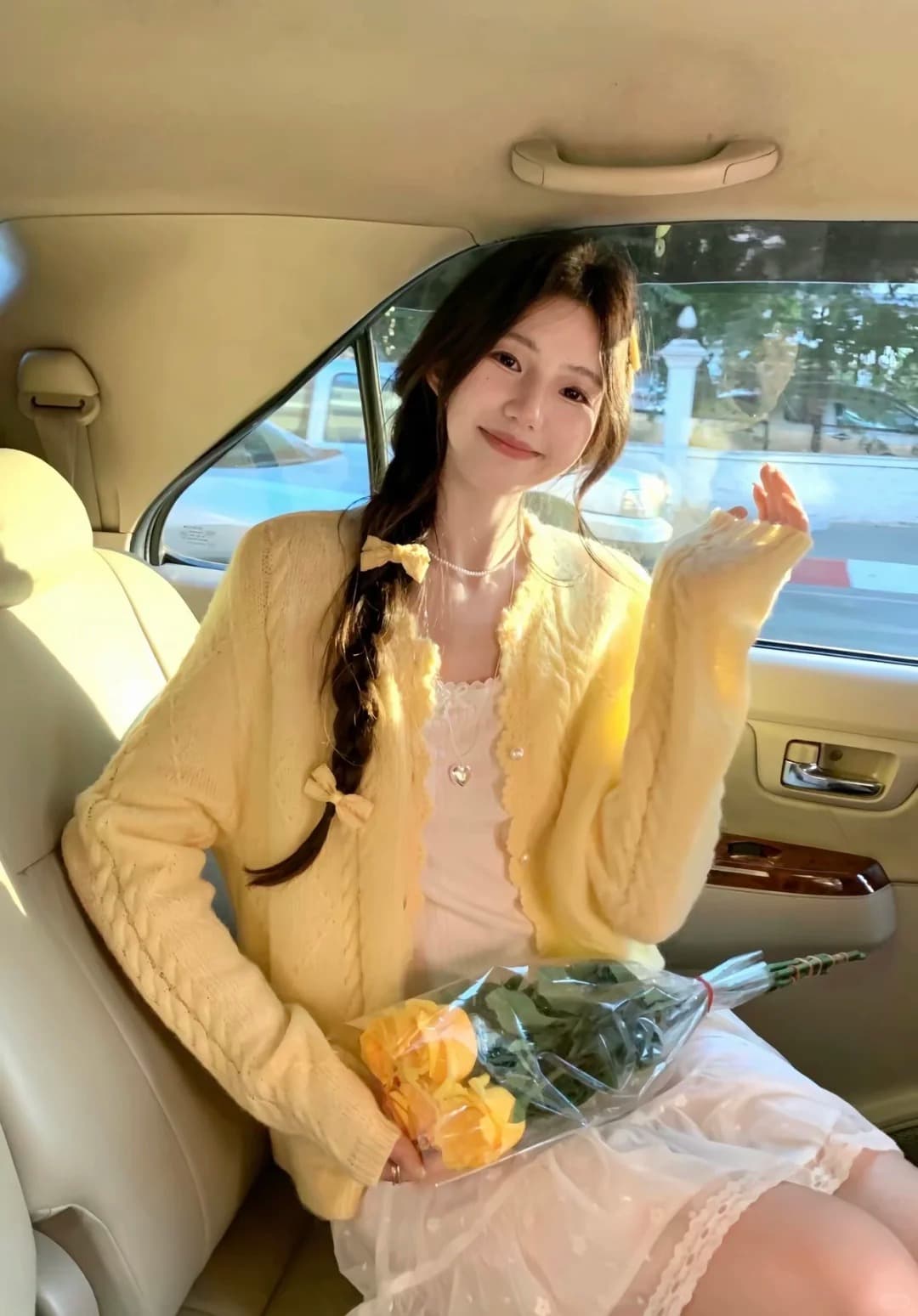 달콤함 진주 버클 꽈배기 황색 니트 스웨터 여성 봄 새로운 연령 감소 라운드 넥 켜기 이미지 2