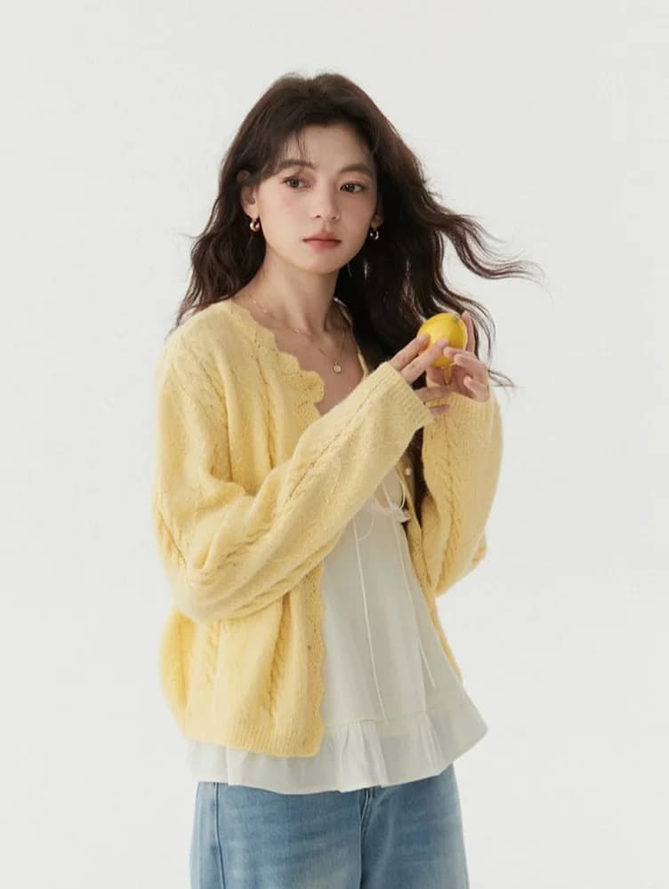 달콤함 진주 버클 꽈배기 황색 니트 스웨터 여성 봄 새로운 연령 감소 라운드 넥 켜기 상세 이미지 1