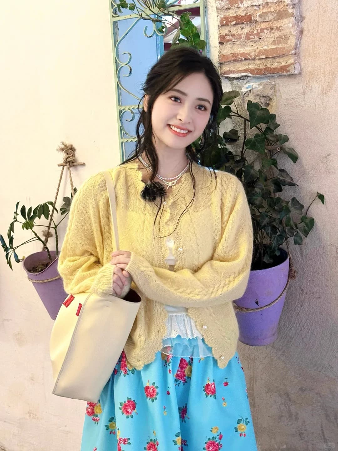 달콤함 진주 버클 꽈배기 황색 니트 스웨터 여성 봄 새로운 연령 감소 라운드 넥 켜기 상세 이미지 3
