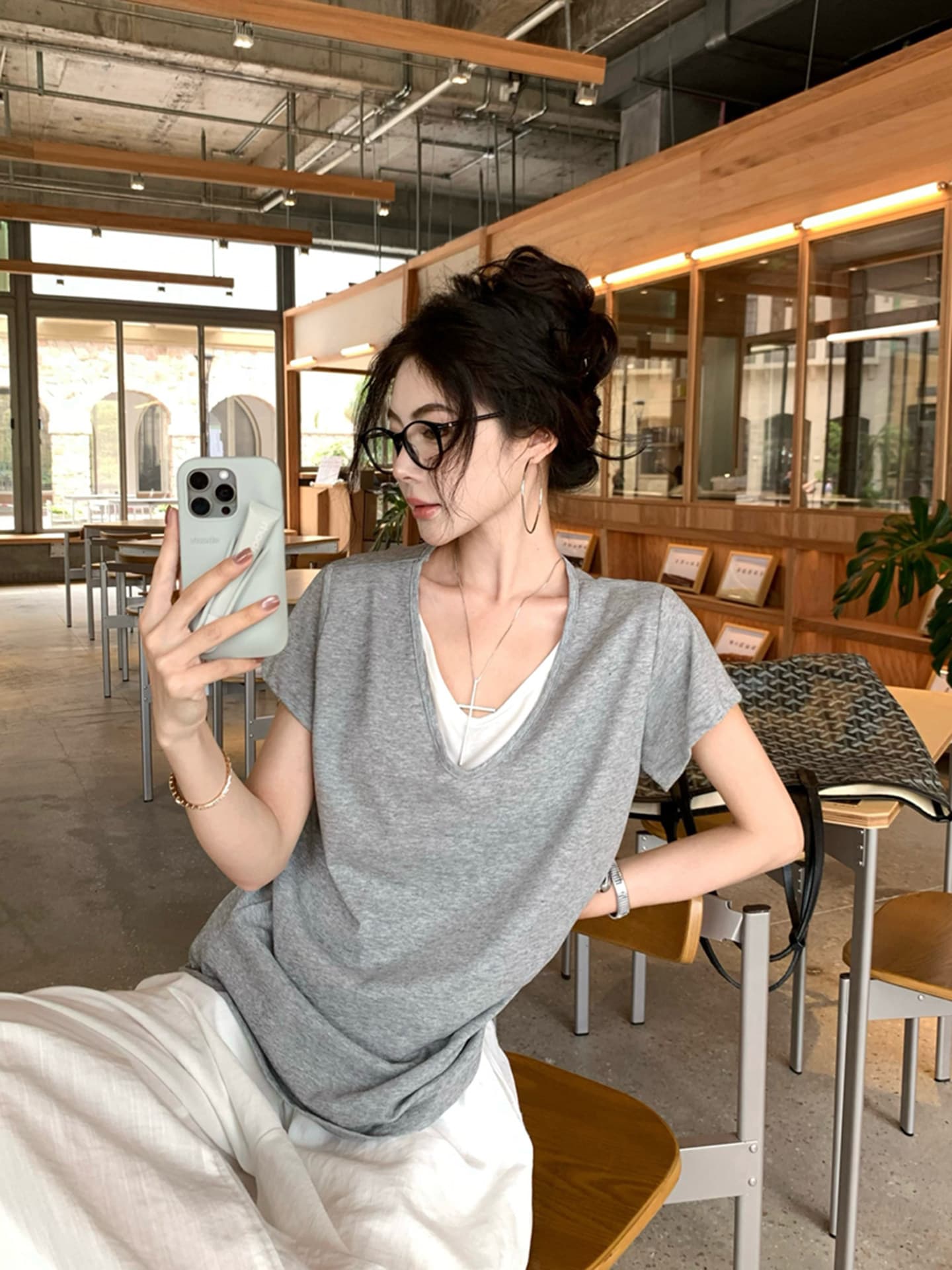 페이크 레이어드 V넥 반팔 티셔츠 여성 2026 새로운 여름 지방 mm 빅 사이즈 루즈핏 느긋한 느슨함 센스 착용 잡아라. 의류 상세 이미지 2