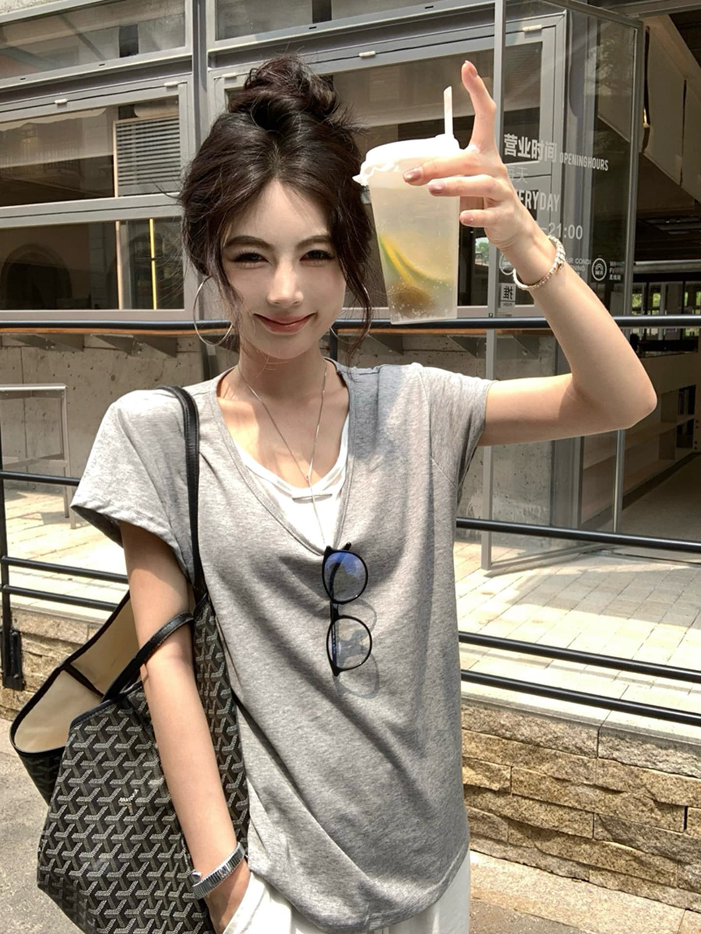 페이크 레이어드 V넥 반팔 티셔츠 여성 2026 새로운 여름 지방 mm 빅 사이즈 루즈핏 느긋한 느슨함 센스 착용 잡아라. 의류 상세 이미지 3
