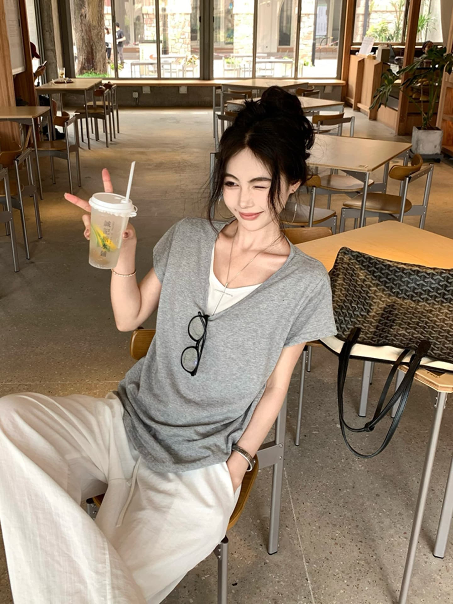 페이크 레이어드 V넥 반팔 티셔츠 여성 2026 새로운 여름 지방 mm 빅 사이즈 루즈핏 느긋한 느슨함 센스 착용 잡아라. 의류 상세 이미지 6