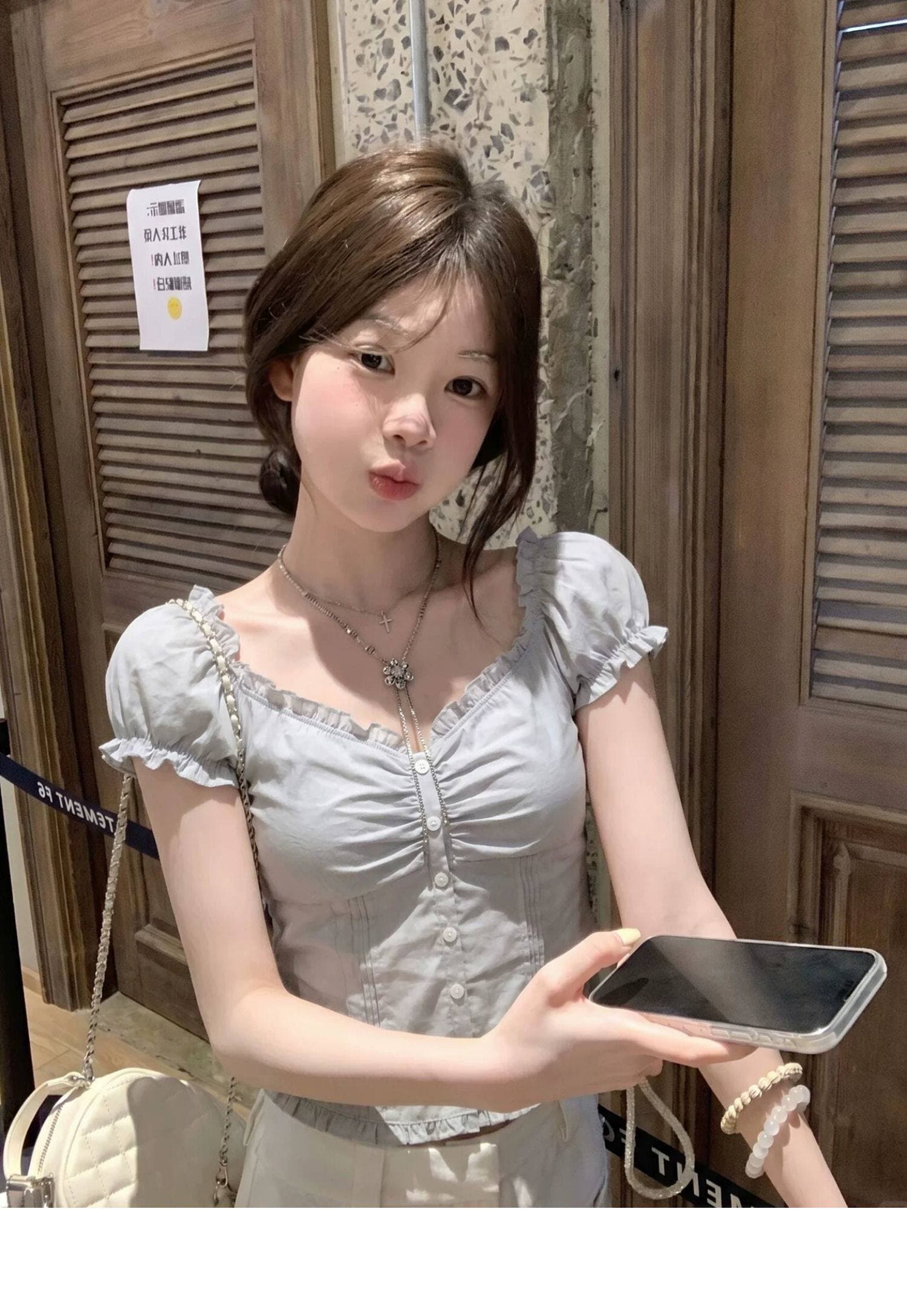 부드러운 실크 주름 원단 신축성 명중 가져 가라. 거품 소매 맨위 몸매 가꾸기 꼬집기 허리 허리 수축 작은 날다 소매 품격 쇼트 스타일 셔츠 상세 이미지 2