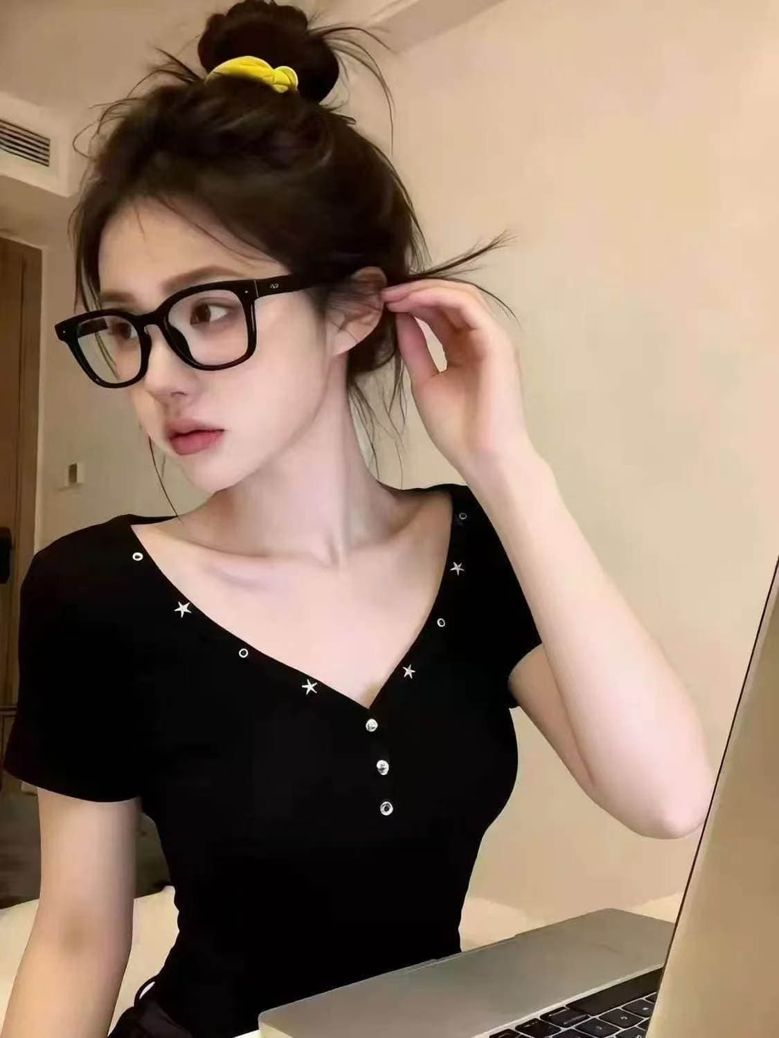 아메리칸 핫걸 징 V넥 디자인 센스 긍정적 인 어깨 반팔 티셔츠 여성 여름 새로운 고급 센스 몸매 가꾸기 슬림해 보이는 맨위 이미지 2