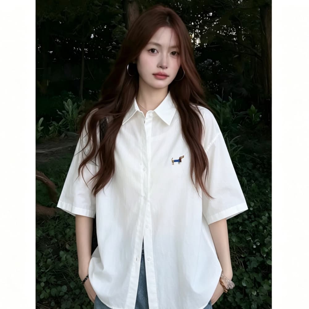 레트로 강아지 자수 화이트 반팔 여성 셔츠 여름 새로운 루즈핏 슬림해 보이는 폴로 칼라 다용도 캐주얼 셔츠 이미지 3