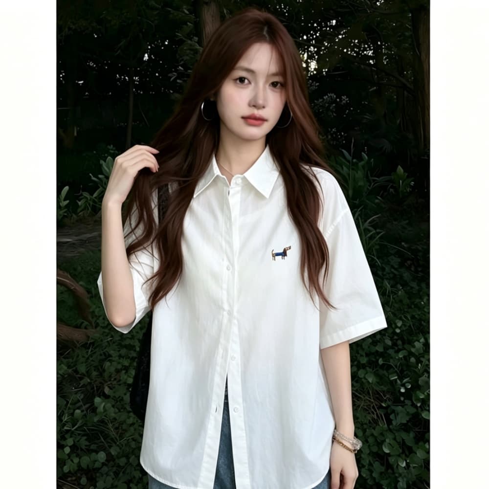 레트로 강아지 자수 화이트 반팔 여성 셔츠 여름 새로운 루즈핏 슬림해 보이는 폴로 칼라 다용도 캐주얼 셔츠 상세 이미지 3