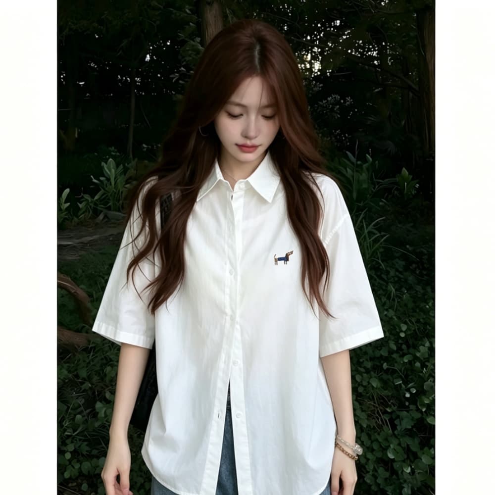 레트로 강아지 자수 화이트 반팔 여성 셔츠 여름 새로운 루즈핏 슬림해 보이는 폴로 칼라 다용도 캐주얼 셔츠 상세 이미지 5