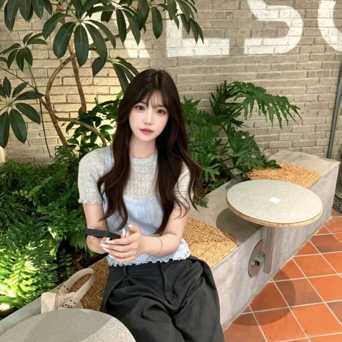 한 부서 배색 페이크 레이어드 니트 반팔 티셔츠 여성 디자인 센스 몸매 가꾸기 슬림해 보이는 긍정적 인 어깨 라운드 넥 쇼트 스타일 맨위 트렌디