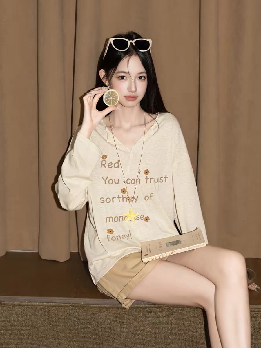 2026 여름 새로운 살구 색상 V넥 알파벳 작은 꽃 프린트 긴팔 티셔츠 여성 루즈핏 얇은 스타일 자외선 차단 블라우스 맨위 상세 이미지 12