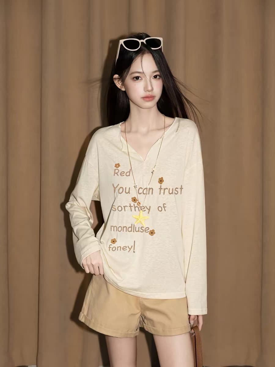 2026 여름 새로운 살구 색상 V넥 알파벳 작은 꽃 프린트 긴팔 티셔츠 여성 루즈핏 얇은 스타일 자외선 차단 블라우스 맨위 상세 이미지 13
