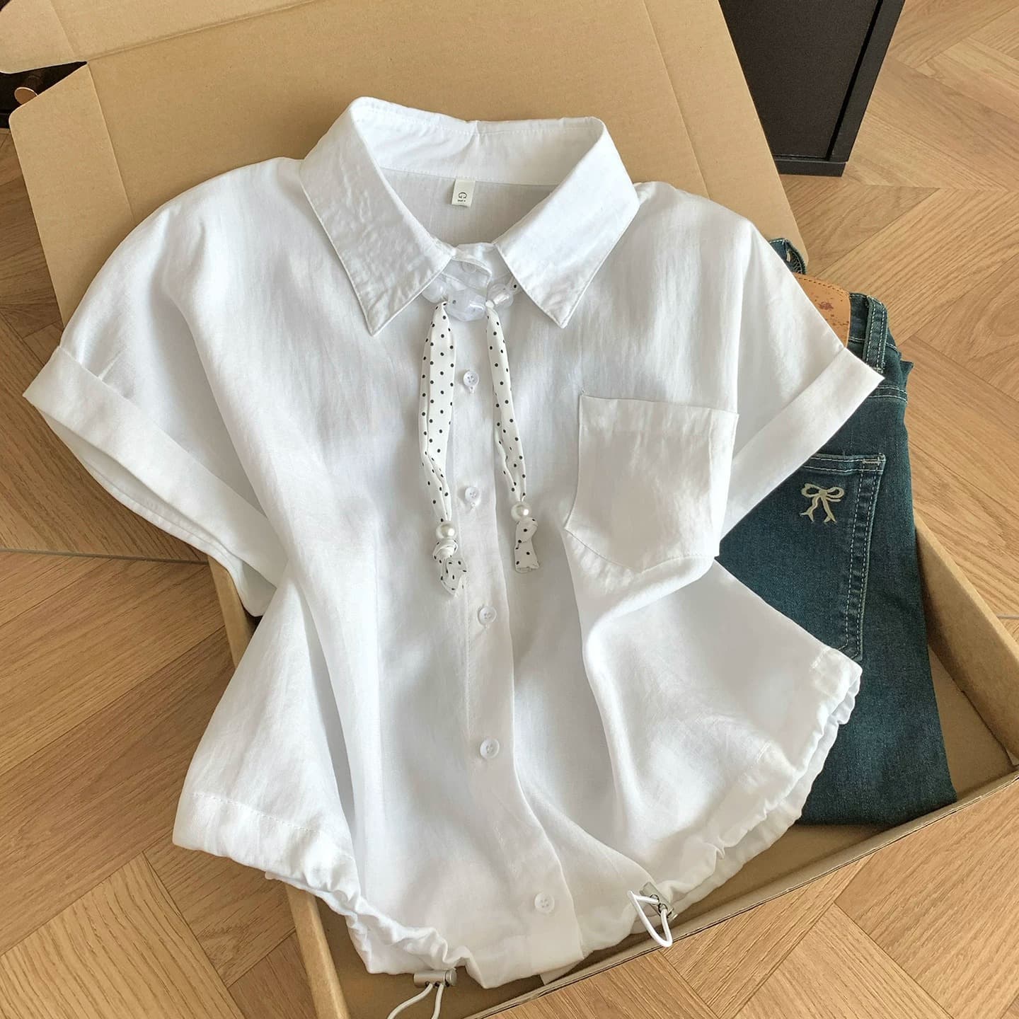 프랑스식 화이트 반팔 셔츠 경기 스카프 여성 여름 품격 펌프 로프 밑단 루즈핏 슬림해 보이는 다용도 폴로 칼라 맨위 이미지 3