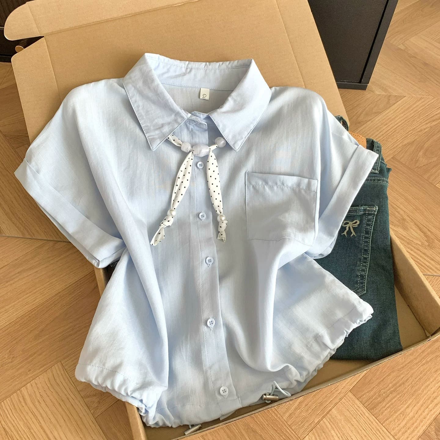 프랑스식 화이트 반팔 셔츠 경기 스카프 여성 여름 품격 펌프 로프 밑단 루즈핏 슬림해 보이는 다용도 폴로 칼라 맨위