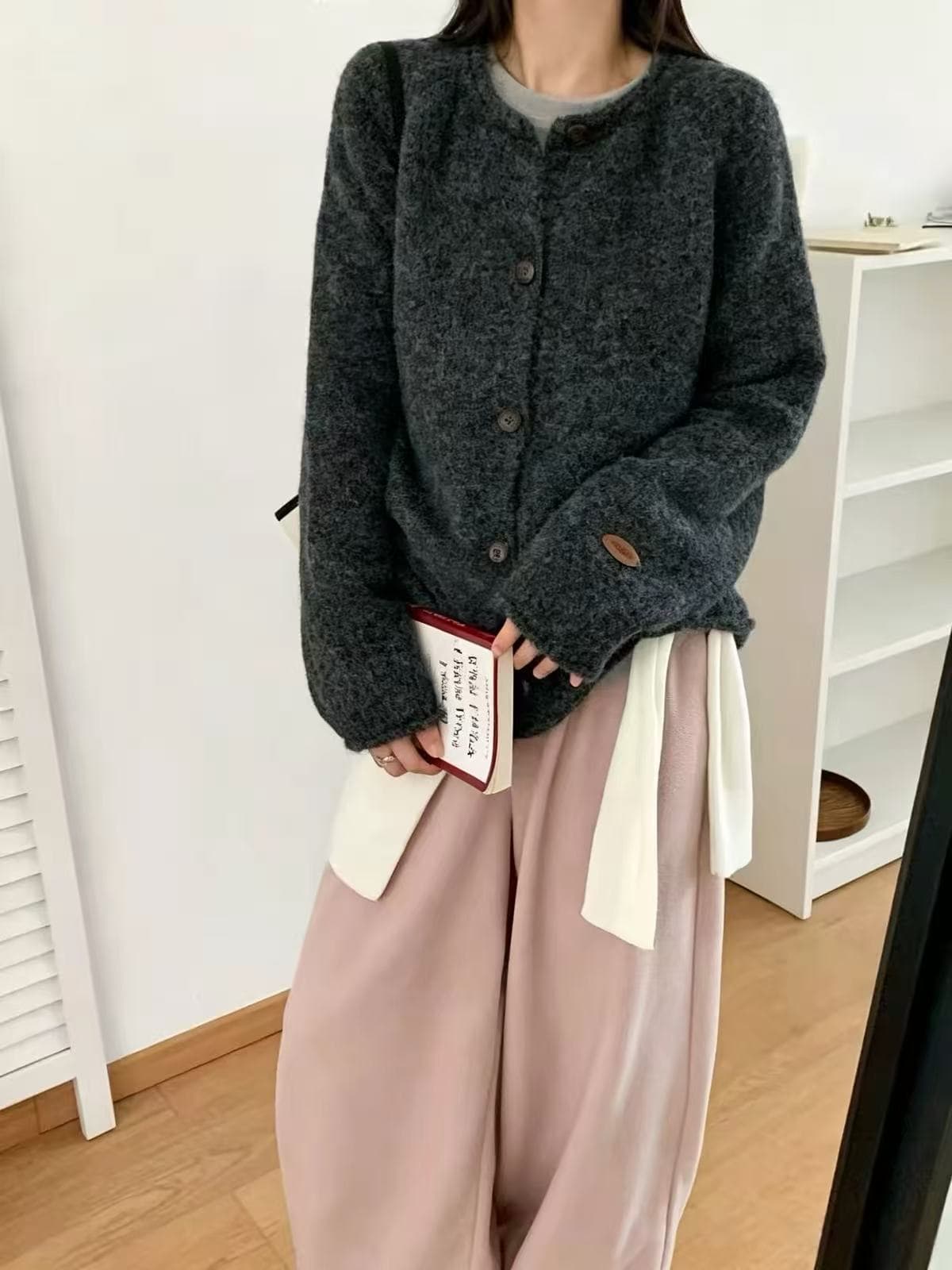 한 부서 미니멀리즘 단색 라운드 넥 커프스 볼륨 측면 싱글 줄 버튼 니트 스웨터 느긋한 캐주얼 출퇴근 스웨터 여성 코트 상세 이미지 5