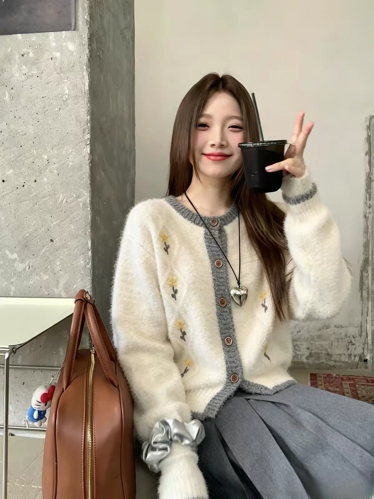 우유 블루 자수 작은 꽃 링 그리드 니트 오픈 가디건 여성 부드러운 배색 라운드 넥 부드러운 찹쌀 쇼트 스타일 플리스 센스 보온 재킷 상세 이미지 10