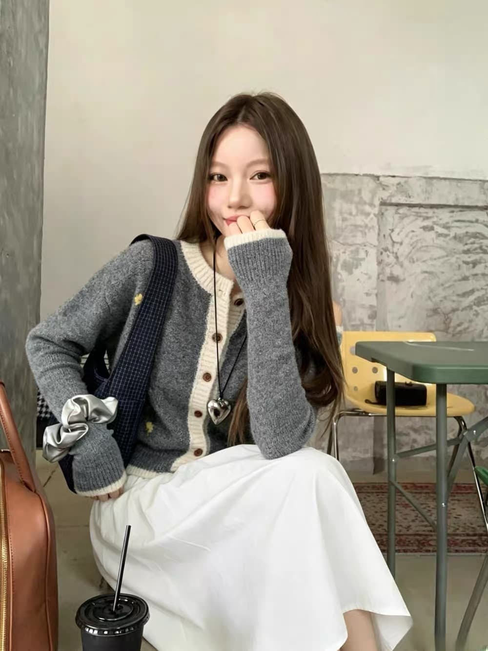 우유 블루 자수 작은 꽃 링 그리드 니트 오픈 가디건 여성 부드러운 배색 라운드 넥 부드러운 찹쌀 쇼트 스타일 플리스 센스 보온 재킷 상세 이미지 15