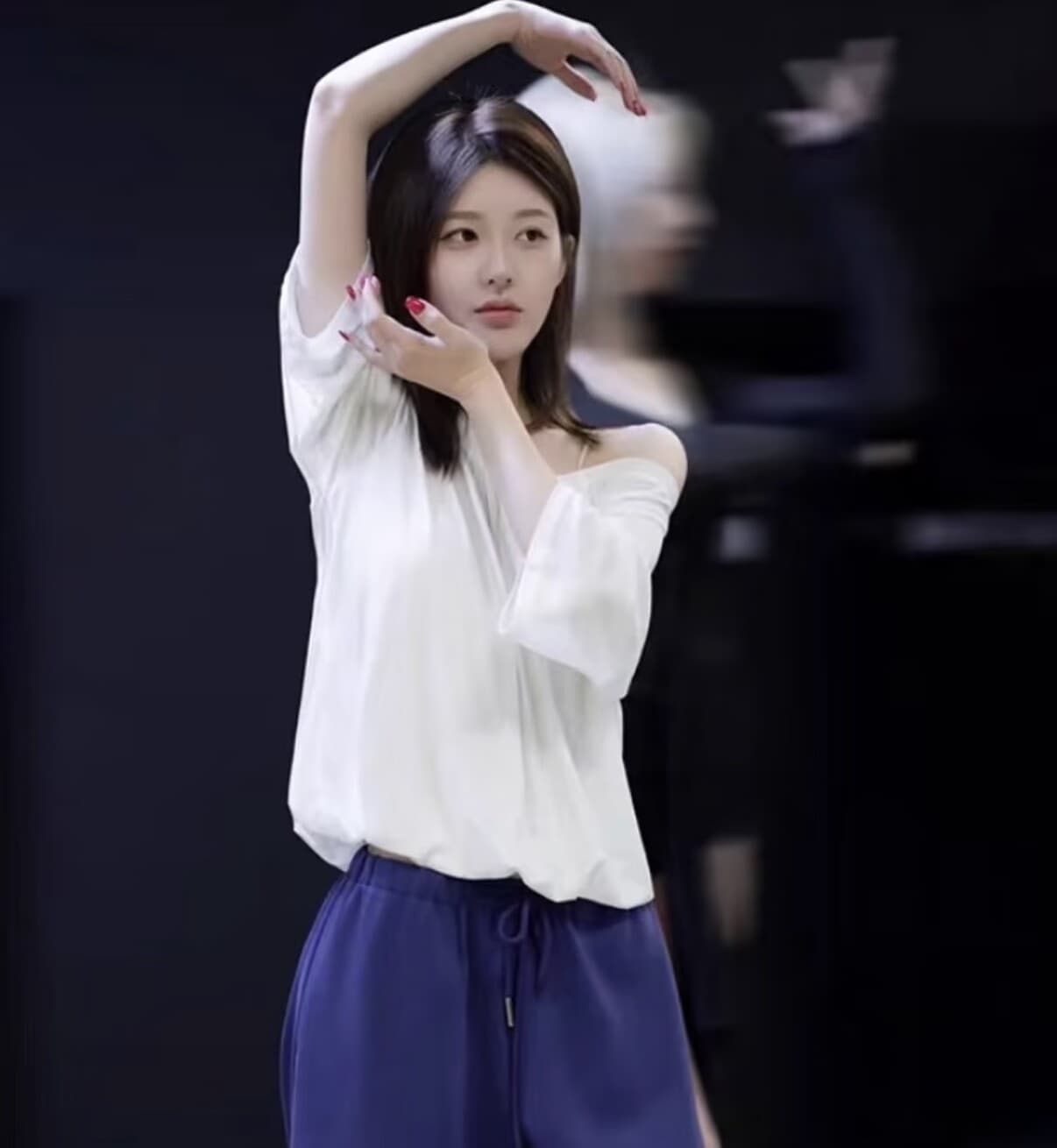 폭발 자오 이슬 생각하기 미니멀리즘 주름 티셔츠 레이스 조각 캐주얼 바지 세트 상세 이미지 3