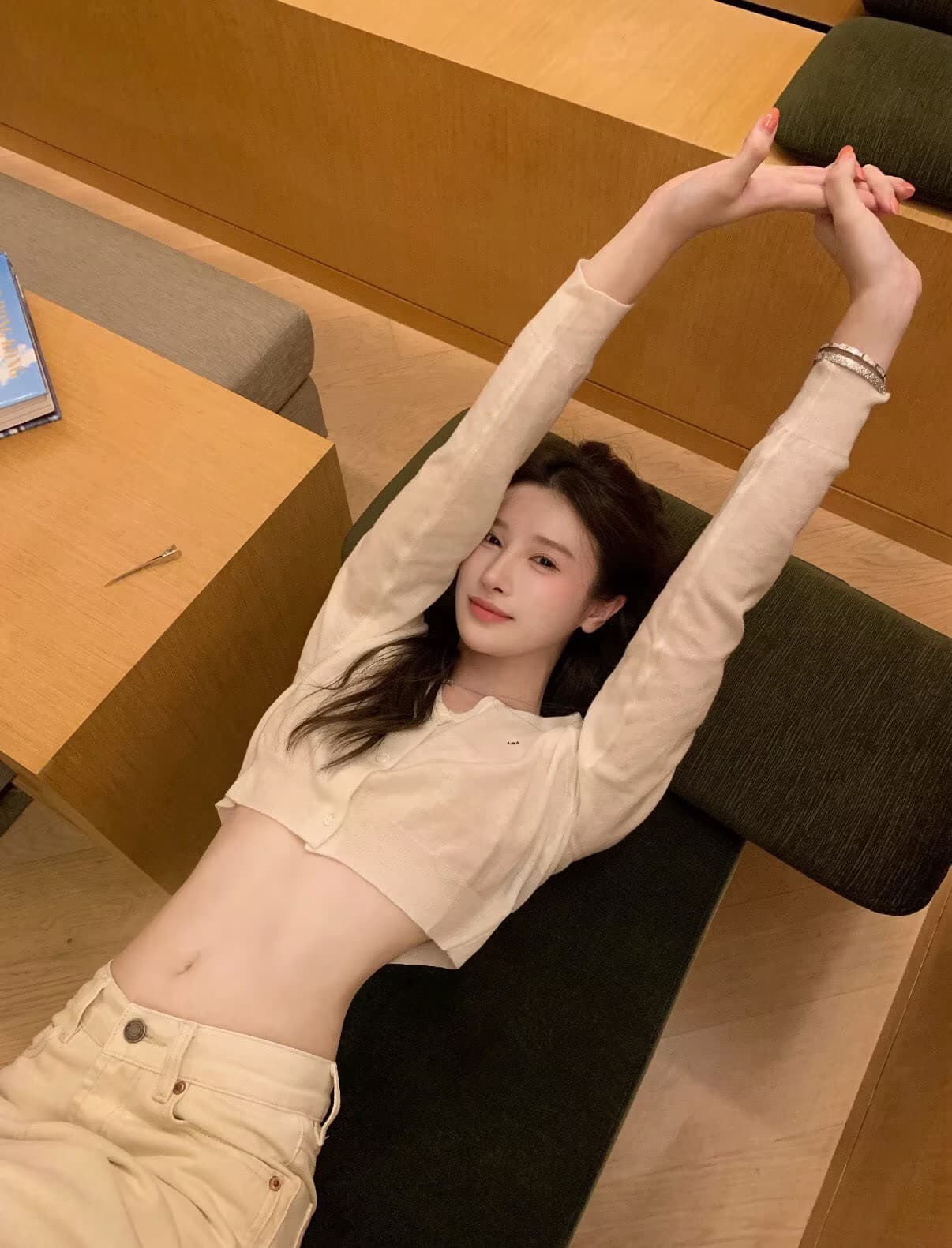 폭발 자수 알파벳 미니멀리즘 쇼트 스타일 니트 스웨터 상세 이미지 2