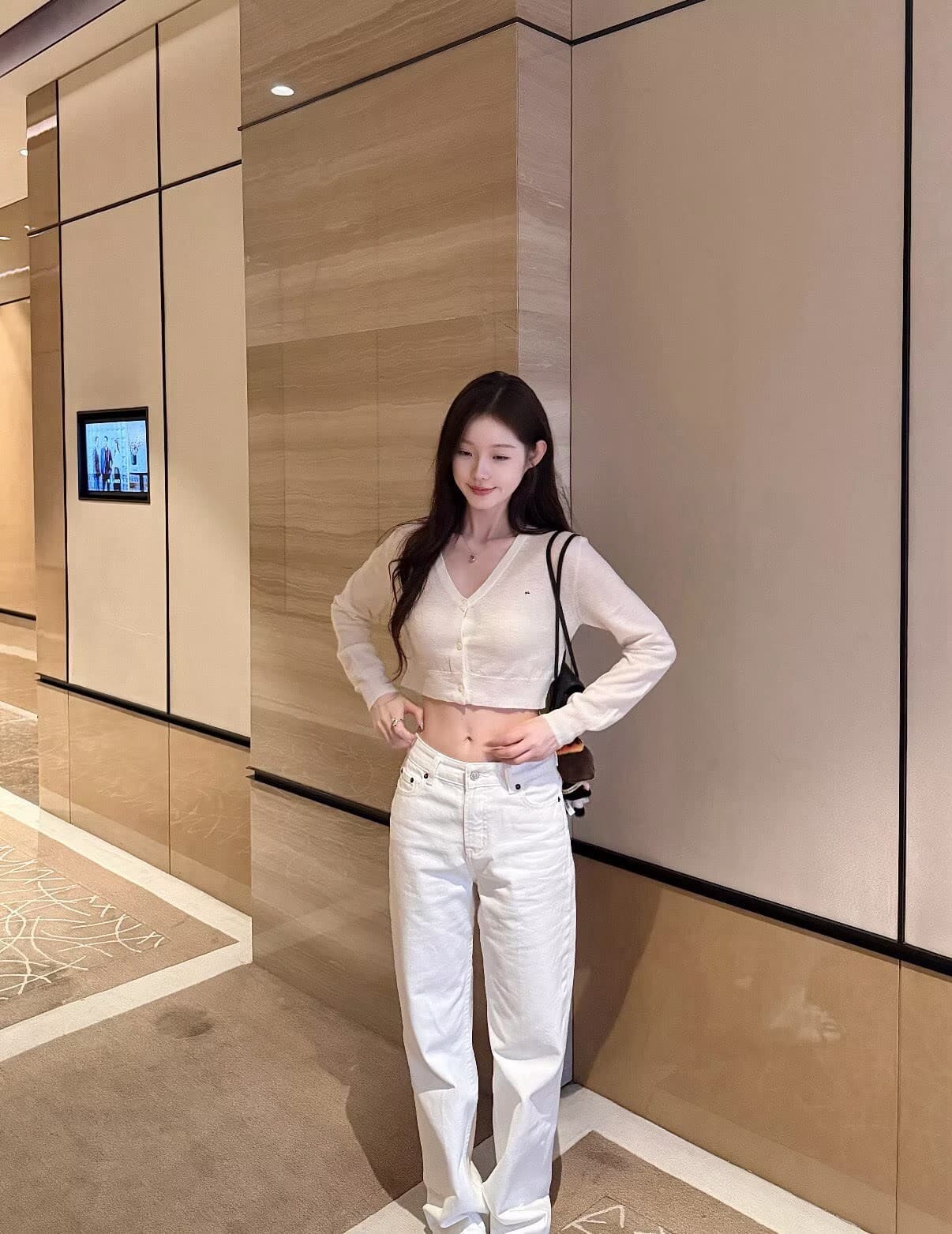 폭발 자수 알파벳 미니멀리즘 쇼트 스타일 니트 스웨터 상세 이미지 3