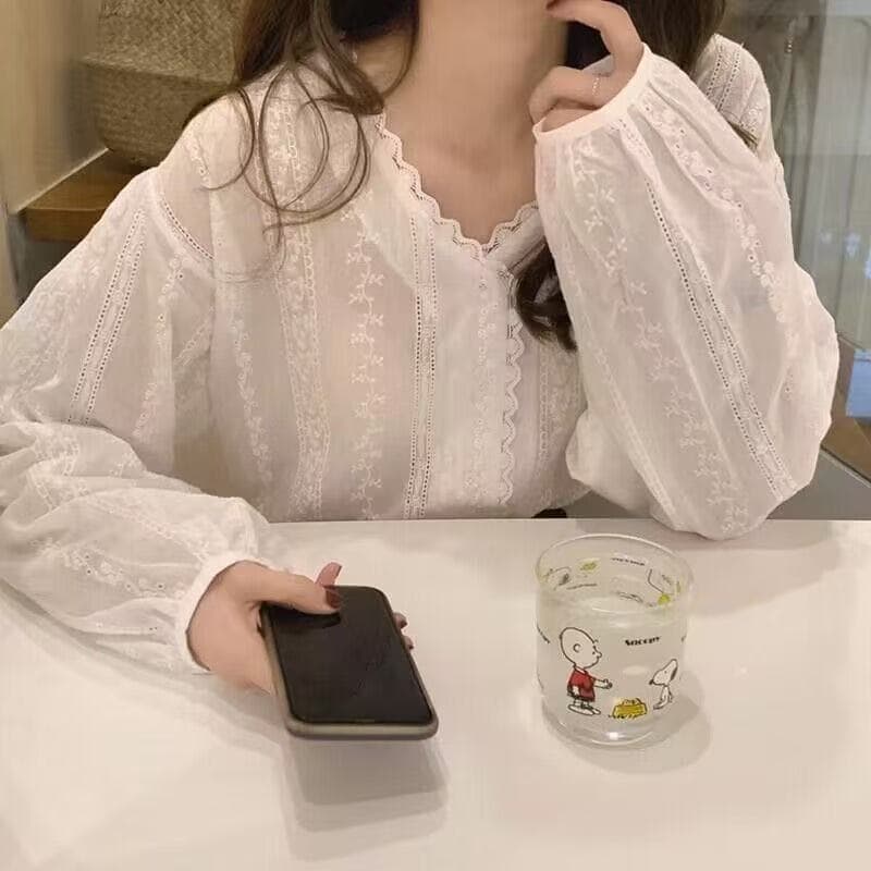 한국 ins 미니멀리즘 레이스 V넥 화이트 여성 셔츠 가을 의상 2026 새로운 루즈핏 다용도 긴팔 맨위 슬림해 보이는