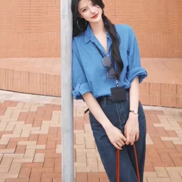 파란색 POLO 칼라 긴팔 셔츠 여성 2026 가을 새로운 느긋한 바람 루즈핏 슬림해 보이는 셔츠 맨위 외출용 상세 이미지 2