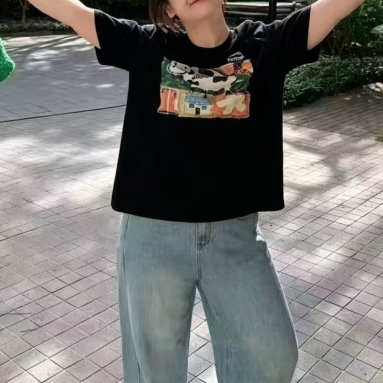 한국 동대문 한 부서 미니멀리즘 프린트 루즈핏 슬림해 보이는 라운드 넥 반팔 티셔츠 이미지 5
