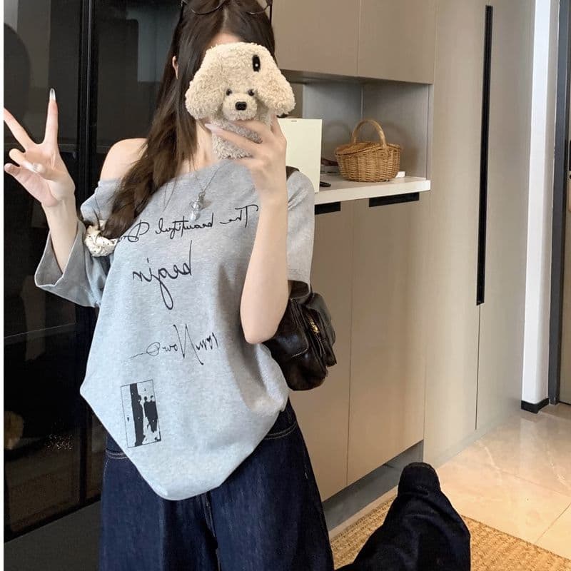비스듬한 어깨 반팔 티셔츠 여름 알파벳 프린트 루즈핏 맨위
